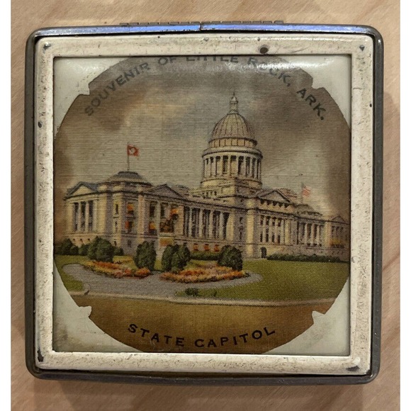 VINTAGE LITTLE ROCK ARKANSAS STATE CAPITAL SOUVENIR COMPACT WITH MIRROR - Picture 2 of 4